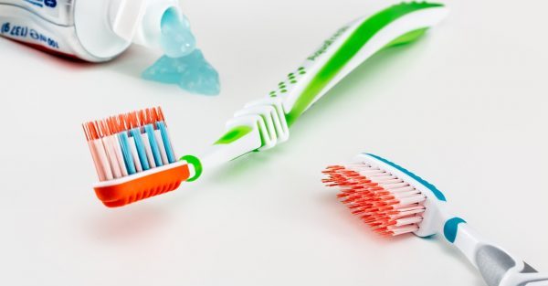 escovas de dentes do banheiro organizado