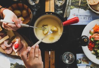 Aprenda a fazer uma receita especial de fondue doce e salgado