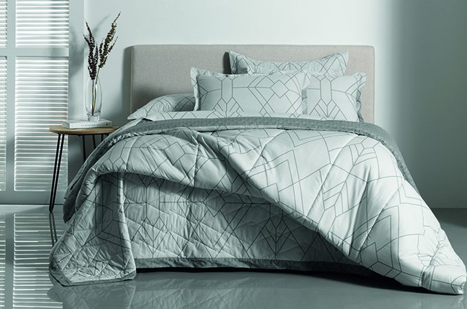 Saiba como montar uma cama com volume e conforto, utilizando almofadas como toque final de decoração