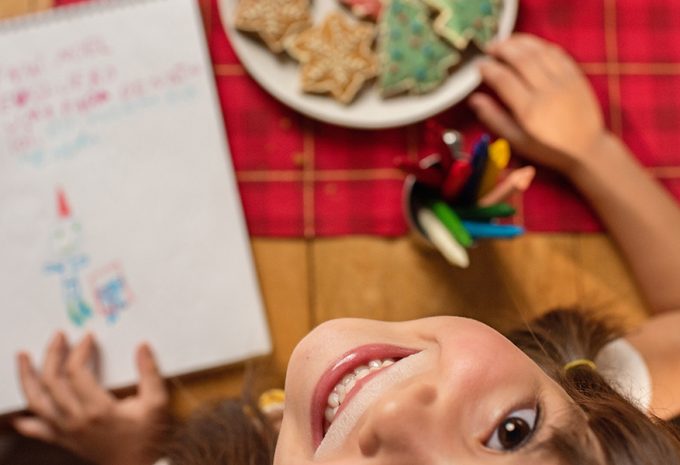 Leve as crianças para a cozinha e embarque no clima natalino