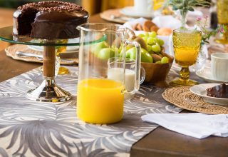 Uma mesa ao ar livre: monte o espaço perfeito para curtir a brisa de verão