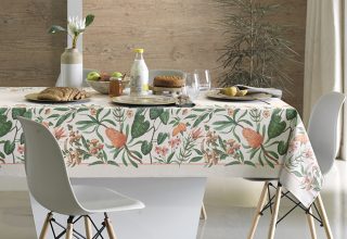 É tempo de flores: organize uma mesa de café da manhã bem colorida