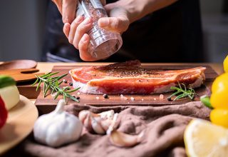 Comande a churrasqueira e prepare um almoço na brasa para o seu pai