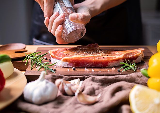 Comande a churrasqueira e prepare um almoço na brasa para o seu pai